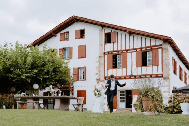 Wedding planner pour organiser son mariage dans une ferme typique basque avec mobilier et logement inclus sur place à Bayonne